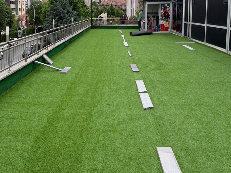 20 mm Bahçe Çim Halı – Yeşil Doğal Görünüm